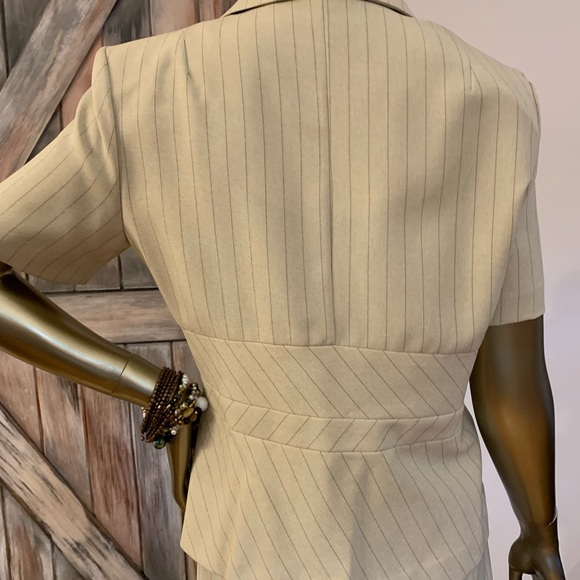 Short Sleeved Tan Pinstripe Skirt Suit Size 6 - Picture 9 of 10